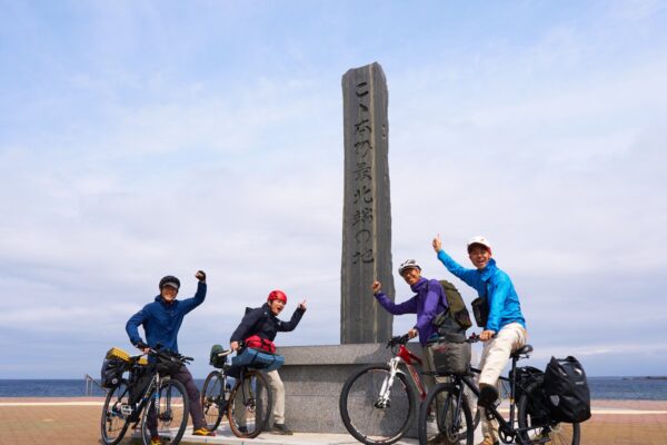 流れ流れて下北半島までやって来ました。本州最北端の◯◯をめぐる自転車旅 in 下北半島｜アラフォー4人の野遊び日記 vol.19｜PEAKS 2026年8月号