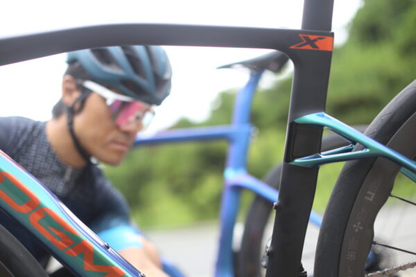 ピナレロ新型DOGMA X 最高峰エンデュランスロードを国内最速インプレ、レーシングモデルＦと比較｜PINARELLO