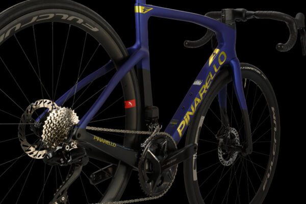 ピナレロのNEW F5にQ36.5チーム着想の日本限定色『ミッドナイトブルーゴールド』が登場｜PINARELLO
