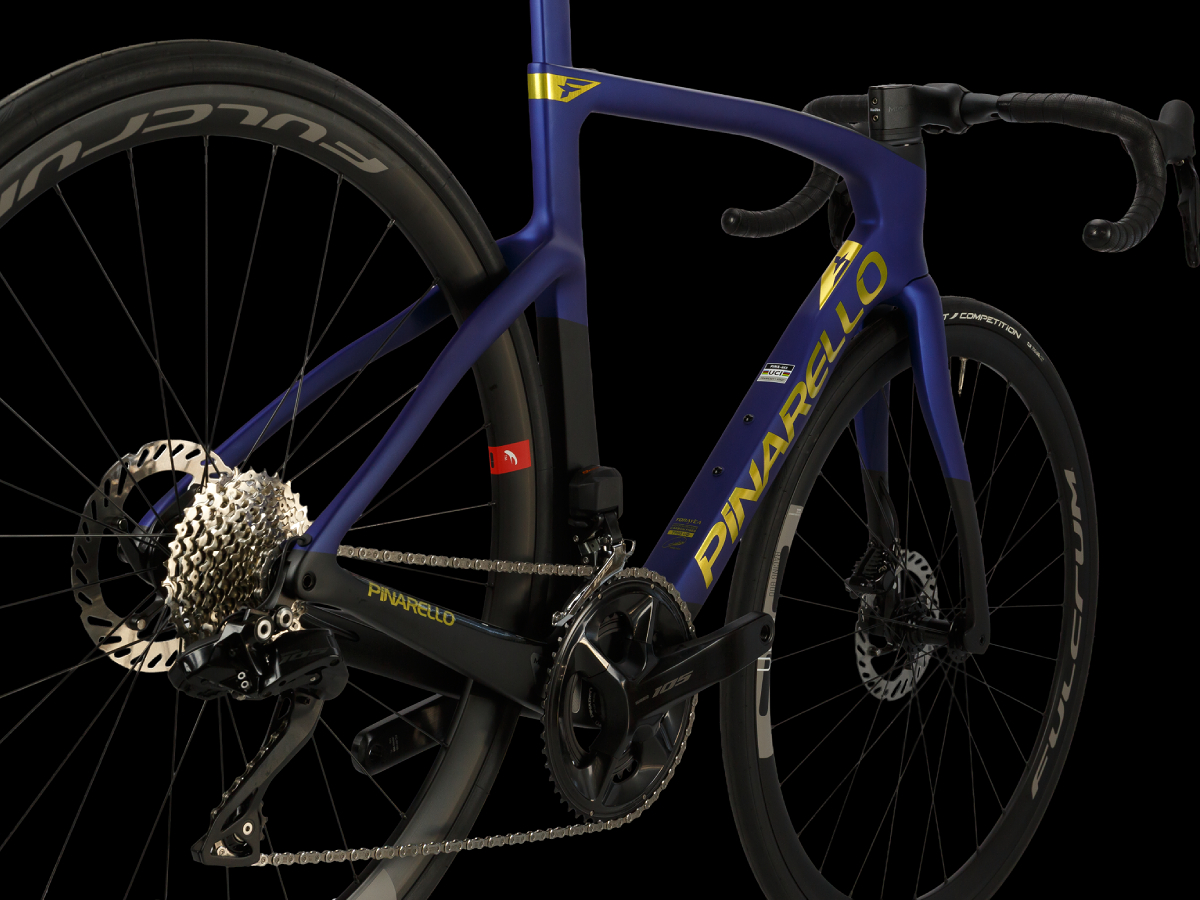 ピナレロのNEW F5にQ36.5チーム着想の日本限定色『ミッドナイトブルーゴールド』が登場｜PINARELLO