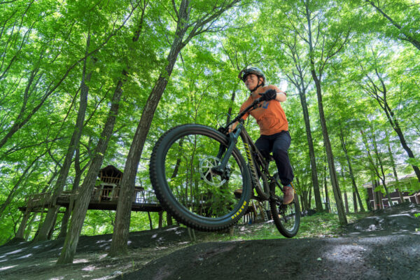 ヤマハのe-MTBで北軽井沢の森を走る！林業と遊びが循環する「キタカルバイクパーク100」開業
