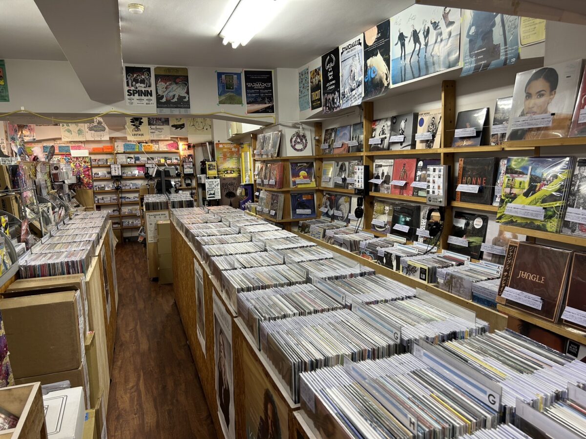 【大阪府大阪市｜FLAKE RECORDS】世界中の音楽好きが立ち寄るレコード屋／音と緑と街との関係 from ototabito #9-3