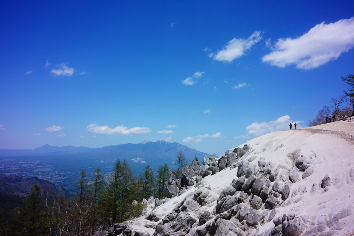 天空のビーチで大人の親子時間―南アルプスの前衛峰・日向山－