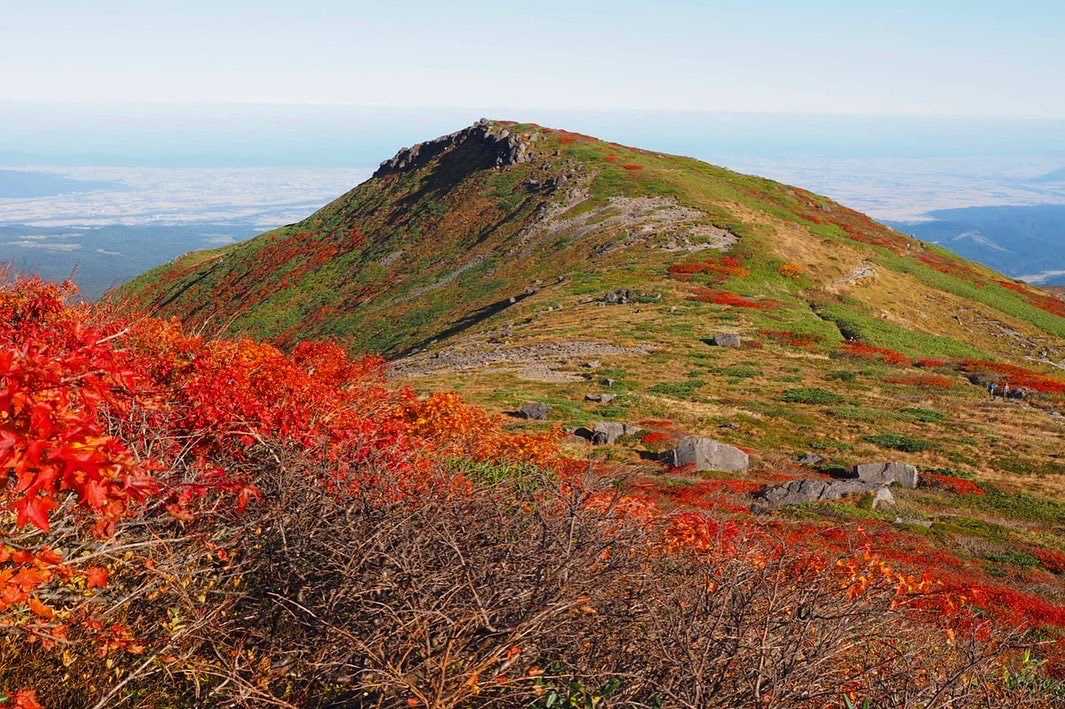錦秋の東北へ。弥陀ヶ原湿原から仰ぐ月山と、憧れの秘湯「鶴の湯」を訪ねて