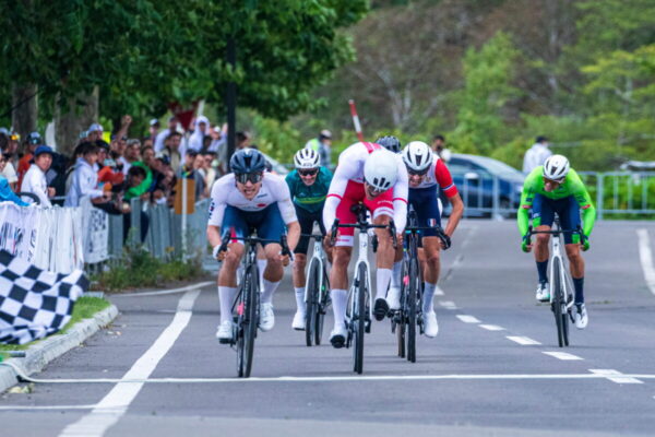 チームリレーはポーランドが優勝　日本が劇的スプリントも選手交代時のミスで失格に｜UCIグランフォンド世界選手権