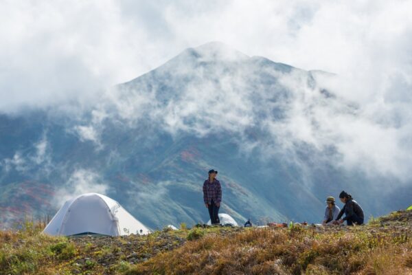 はじめてのテント泊登山 計画から実践まで（前編）｜PEAKS 2026年9月号