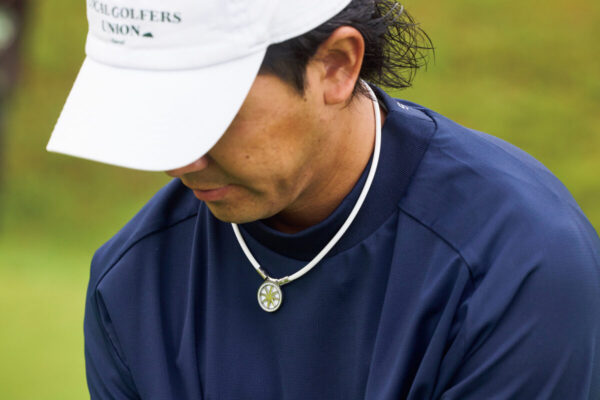 なぜゴルファーは首元にこれを着ける？ パフォーマンスネックレス最新7選
