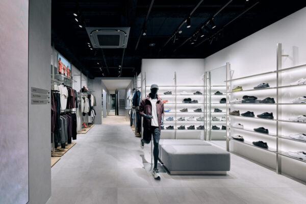 デサントが銀座に直営店「DESCENTE GINZA」をオープン。1階に国内最大級のフットウェア売場