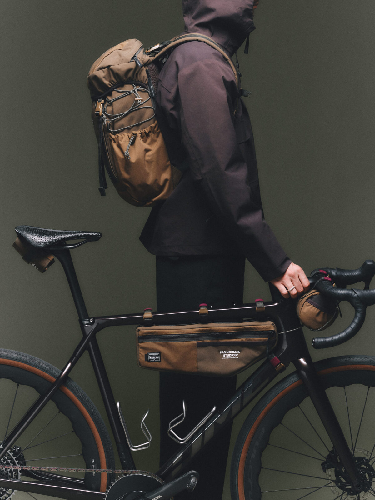 PAS NORMAL STUDIOSとPORTERのコラボによるサドルバッグ パス・ノーマル・スタジオ×PORTER 洗練された機能美が息づくコラボ