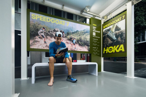 HOKAが渋谷にPOP-UP「Meet the Speedgoat」を開催中。Speedgoatの名前の由来となったランナーの実物大フィギュアが登場