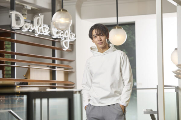 コースも街も洒脱にこなす「&GOLF」の秋冬コレクションでウルトラマン俳優をアップデート