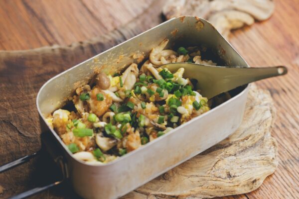 キノコとタマゴのチャーハン｜一歩上の味わいを目指す、ワンバーナーでかんたん山ごはん #40