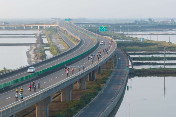 自転車で台湾の最西端へ──高速道路を走る「61追風趣」に約2000人が追い風ライド