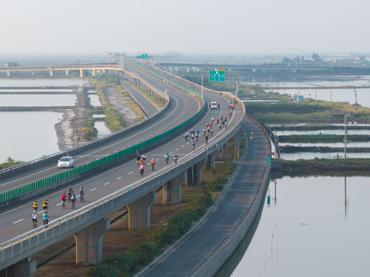 自転車で台湾の最西端へ──高速道路を走る「61追風趣」に約2000人が追い風ライド