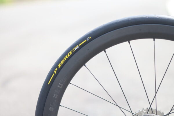 ピレリ「PゼロレースTLR RS」試乗レビュー「ツールを戦う万能レーシングタイヤは、速くて、怖くない」｜PIRELLI
