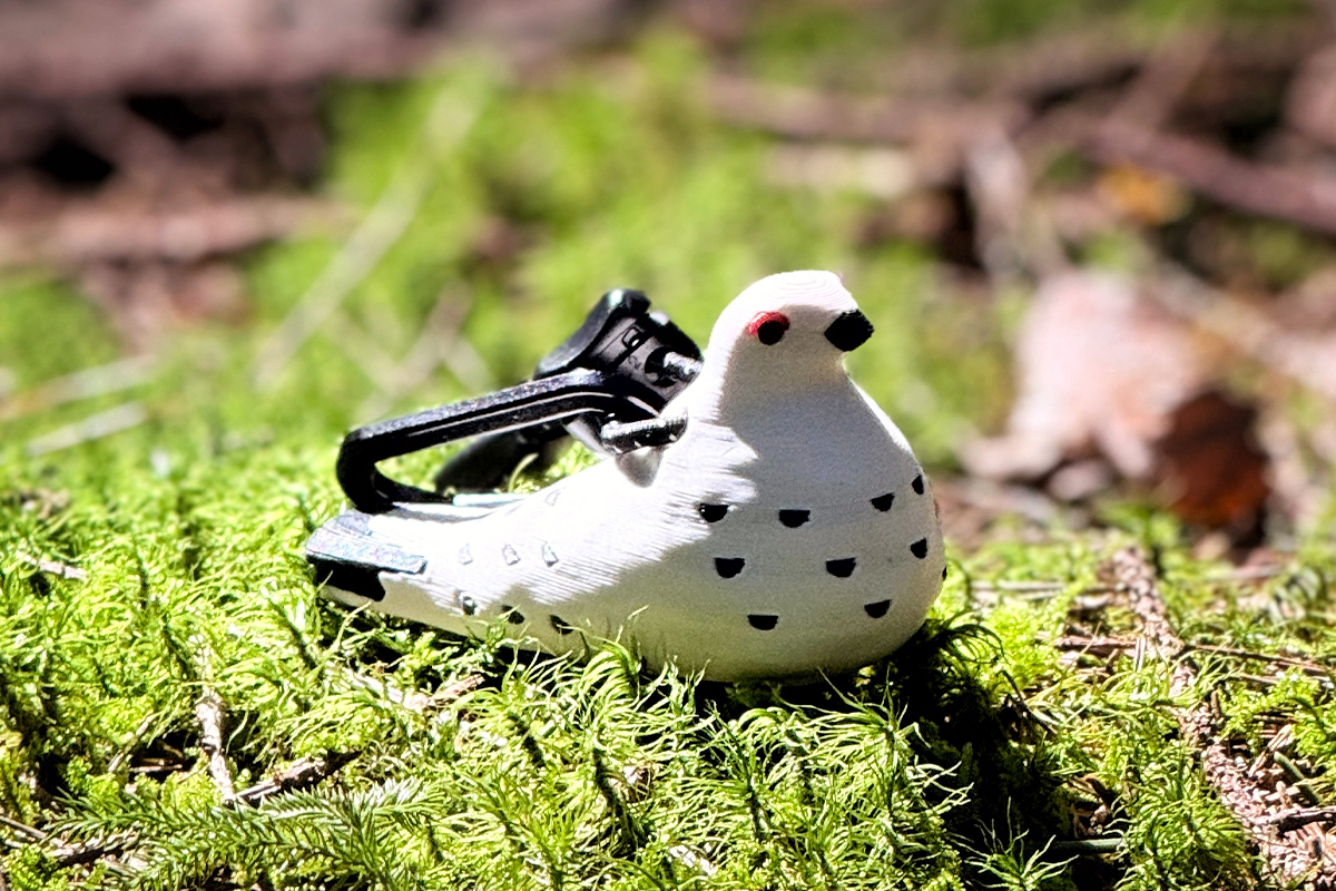 冬毛の雷鳥が山のお守りに。日本製マウンテンホイッスル「山笛〈雷鳥〉」が登場
