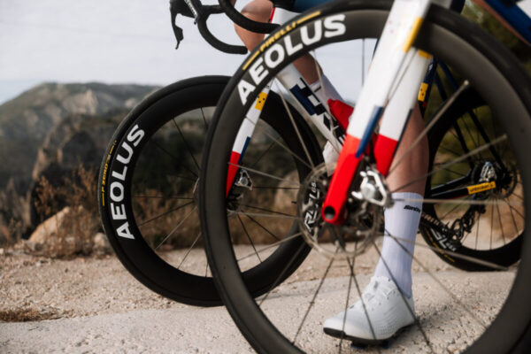 ボントレガー Aeolus Xシリーズ 前後異径リムとカーボンスポーク採用の次世代ホイール｜TREK